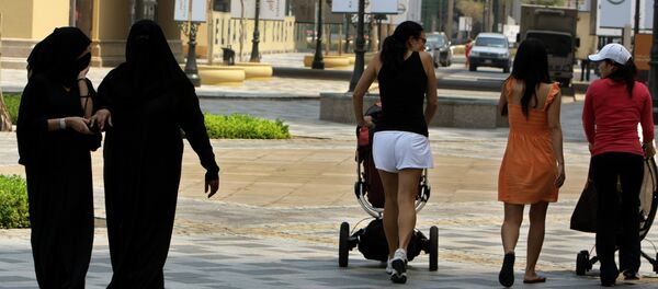 Foto de arquivo: mulheres locais e turistas em Dubai Foto de arquivo: mulheres locais e turistas em Dubai - Sputnik Brasil