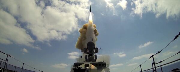 Um navio da Marinha russa lança o míssil Kalibr contra as posições do grupo terrorista Frente Al-Nusra no mar Mediterrâneo (foto do arquivo) - Sputnik Brasil
