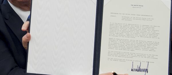 Documento de retirada dos EUA do Acordo de Associação Transpacífico (TPP) sendo assinado pelo presidente Donald Trump, 23 de janeiro de 2017 - Sputnik Brasil