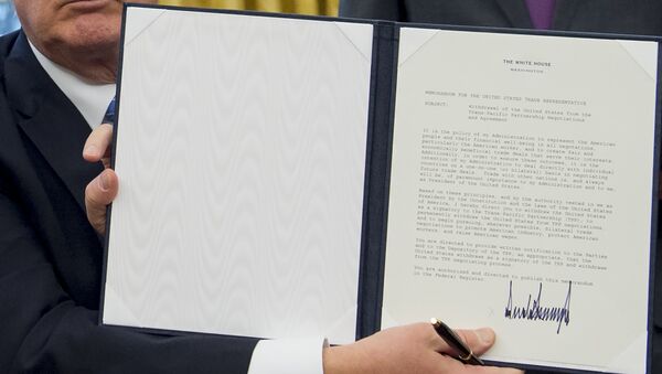 Documento de retirada dos EUA do Acordo de Associação Transpacífico (TPP) sendo assinado pelo presidente Donald Trump, 23 de janeiro de 2017 - Sputnik Brasil