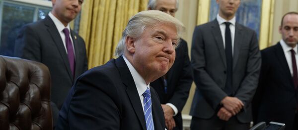 Presidente Donald Trump assina as suas três primeiras ordens executivas na Casa Branca, em Washington, 23 de janeiro 2017 - Sputnik Brasil