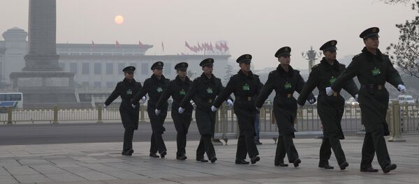Soldados chineses marcham perto da Praça Tiananmen antes do encerramento do Congresso Nacional do Povo, 16 de março de 2016. - Sputnik Brasil