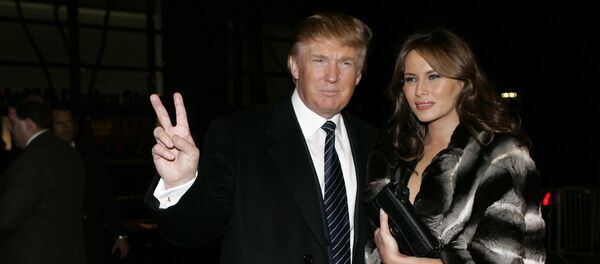 Donald Trump chega com a esposa Melania para uma recepção em honra do príncipe Charles de Inglaterra e da duquesa de Cornualha, Camilla, no Museu de Arte Moderna de Nova York, 01 novembro 2005. - Sputnik Brasil