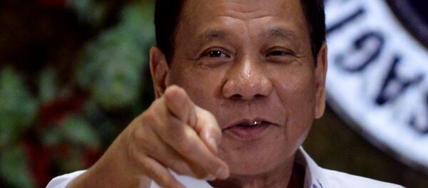 Presidente filipino Rodrigo Duterte aponta a fotógrafos durante uma cerimônia de premiação dos trabalhadores do governo, no Palácio Malacanang, Manila, Filipinas. 19 de dezembro de 2016 Presidente filipino Rodrigo Duterte aponta a fotógrafos durante uma cerimônia de premiação dos trabalhadores do governo, no Palácio Malacanang, Manila, Filipinas. 19 de dezembro de 2016 - Sputnik Brasil