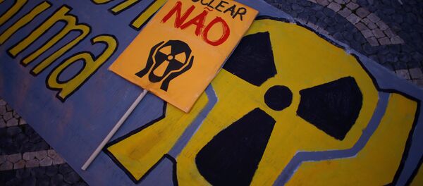 Cartazes contra a usina nuclear de Almaraz são vistos na frente da embaixada espanhola em Lisboa, em 12 de janeiro de 2017 - Sputnik Brasil