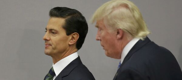 U.S. Republican presidential nominee Donald Trump and Mexico's President Enrique Pena Nieto walk out after finishing a press conference at the Los Pinos residence in Mexico City, Mexico, August 31, 2016 - Sputnik Brasil