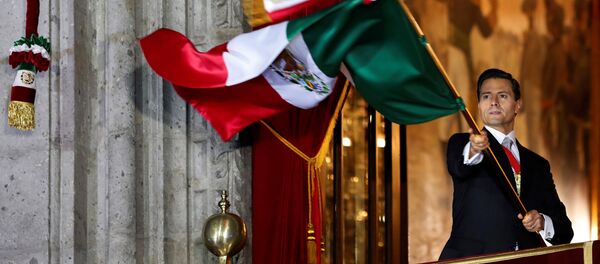 Enrique Peña Nieto, presidente do México, com a bandeira do país durante a festa de Independência - Sputnik Brasil
