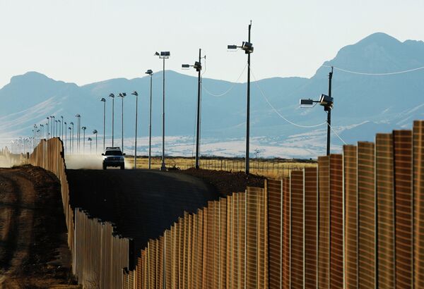 Trump diz que quase 400 km do muro na fronteira com o México estão prontos  - Sputnik Brasil