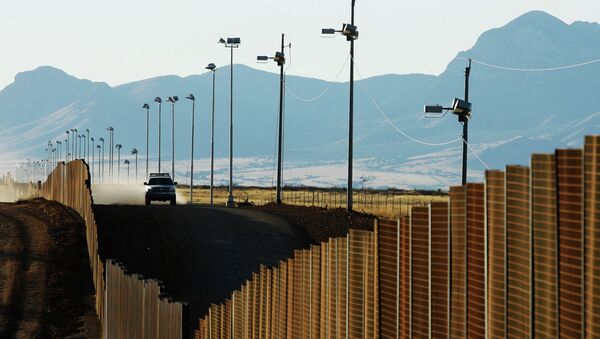 Veículo da patrulha norte-americana de fronteira avança ao longo da cerca entre EUA e México - Sputnik Brasil