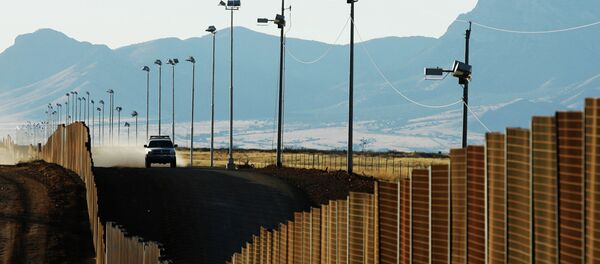 Veículo da patrulha norte-americana de fronteira avança ao longo da cerca entre EUA e México - Sputnik Brasil