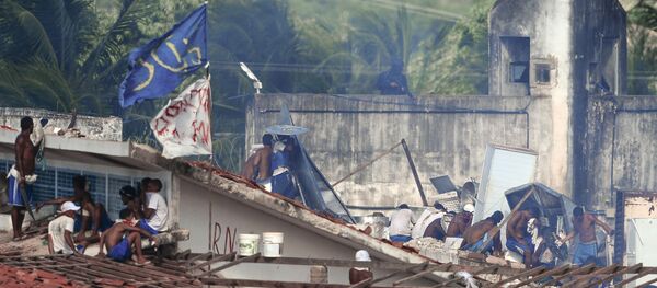Presos se refugiam nos telhados da Penitenciária de Alcacuz, em Natal - Sputnik Brasil