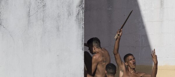 Um detento acena com uma faca caseira durante rebelião em Alcaçuz - Sputnik Brasil