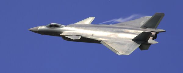 Caça furtivo J-20 voa durante a Exposição Internacional de Aviação e Aeroespacial da China (foto de arquivo) - Sputnik Brasil