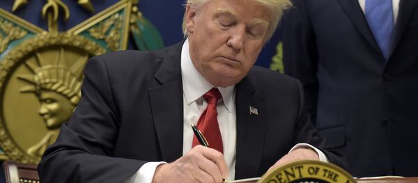 Donald Trump assina documentos na Casa Branca - Sputnik Brasil