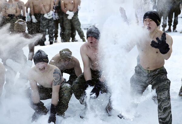 Marinheiros sul-coreanos e norte-americanos brincam com neve durante os exercícios conjuntos de inverno Division Expeditionary Forces. - Sputnik Brasil