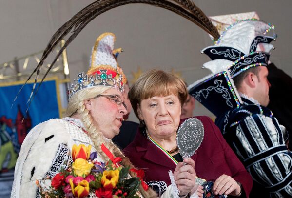 Chanceler alemã, Angela Merkel, participa do carnaval tradicional em Hamburgo. - Sputnik Brasil