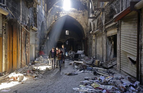 Crianças sírias passeiam pela parte velha da cidade de Aleppo, um mês após sua libertação. - Sputnik Brasil