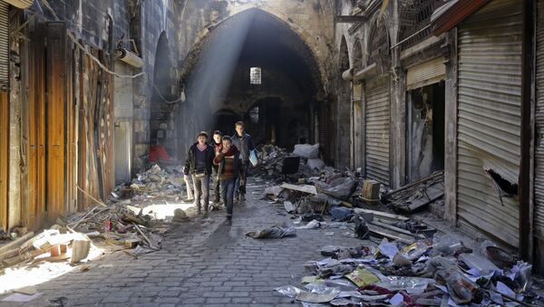 Crianças sírias passeiam pela parte velha da cidade de Aleppo, um mês após sua libertação. - Sputnik Brasil