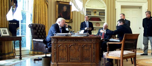 Presidente dos EUA, Donald Trump, em conversa telefônica com Vladimir Putin - Sputnik Brasil