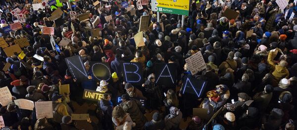 Protesto contra decreto de Trump no aeroporto JFK, em Nova York - Sputnik Brasil