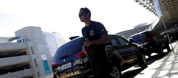 Um agente da Polícia Federal espera no Rio de Janeiro - Sputnik Brasil