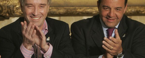 Eike Batista e Sérgio Cabral em 7 de abril de 2009, durante uma cerimônia em que o milionário doou R$ 10 milhões para a campanha olímpica brasileira Eike Batista e Sérgio Cabral em 7 de abril de 2009, durante uma cerimônia em que o milionário doou R$ 10 milhões para a campanha olímpica brasileira - Sputnik Brasil