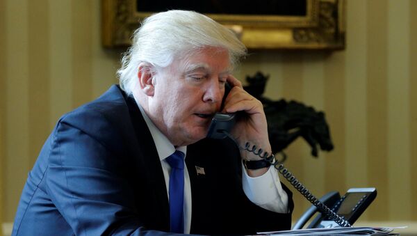 U.S. President Donald Trump speaks by phone with Russia's President Vladimir Putin in the Oval Office at the White House in Washington, U.S. January 28, 2017 - Sputnik Brasil