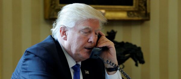 Presidente dos EUA, Donald Trump, conversa por telefone com o presidente da Rússia, Vladimir Putin - Sputnik Brasil