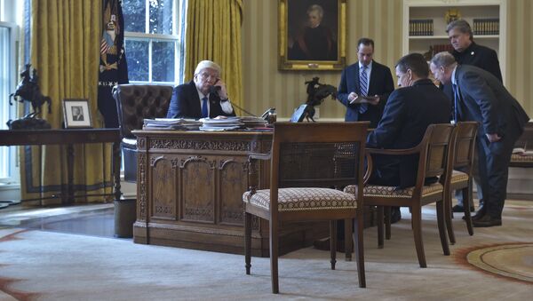 Presidente dos EUA, Donald Trump, conversa por telefone com o presidente da Rússia, Vladimir Putin, na Sala Oval da Casa Branca, em 28 de janeiro de 2017 - Sputnik Brasil