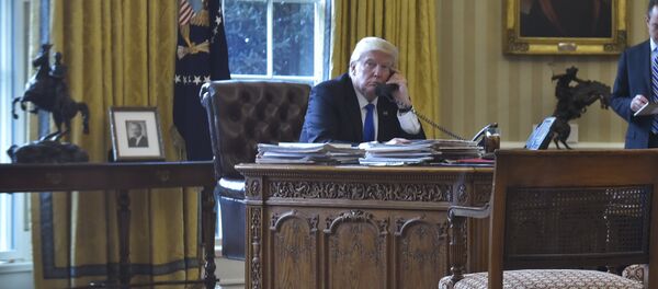Presidente dos EUA, Donald Trump, conversa por telefone com o presidente da Rússia, Vladimir Putin, na Sala Oval da Casa Branca, em 28 de janeiro de 2017 - Sputnik Brasil