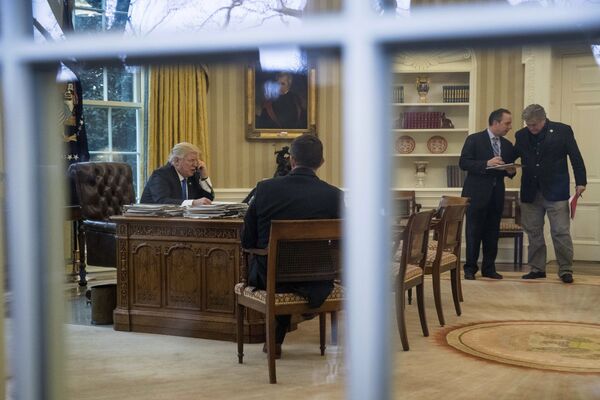 Presidente dos EUA, Donald Trump, conversa por telefone com a primeira-ministra da Alemanha, Angela Merkel, na Sala Oval da Casa Branca - Sputnik Brasil