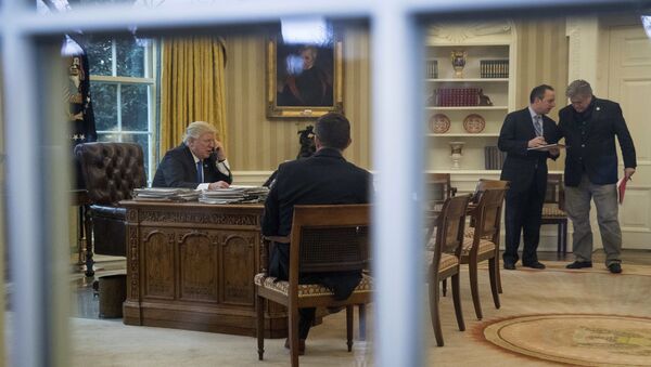 Presidente dos EUA, Donald Trump, conversa por telefone com a primeira-ministra da Alemanha, Angela Merkel, na Sala Oval da Casa Branca - Sputnik Brasil