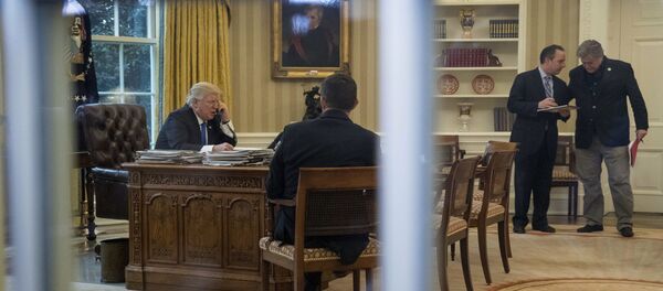 Presidente dos EUA, Donald Trump, conversa por telefone com a primeira-ministra da Alemanha, Angela Merkel, na Sala Oval da Casa Branca - Sputnik Brasil