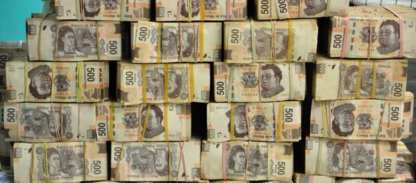 Bundles of 500 peso bills were found at the offices of a former state official in the capital city of Villahermosa, Tabasco state, Mexico - Sputnik Brasil