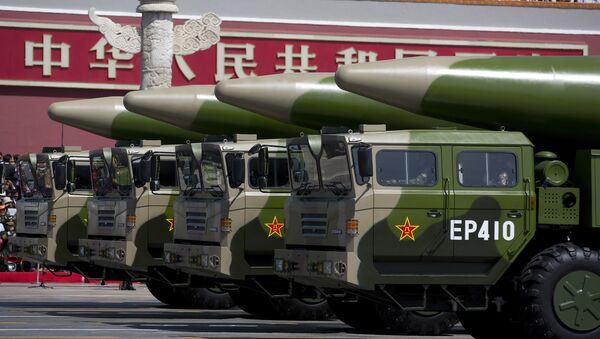Veículos militares lavando mísseis balísticos chineses DF-26 - Sputnik Brasil