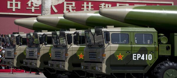 Veículos militares lavando mísseis balísticos chineses DF-26 - Sputnik Brasil