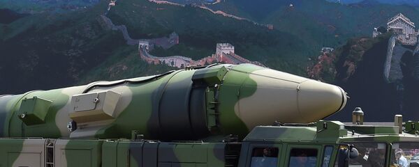 Veículo militar levando o míssil chinês DF-21D - Sputnik Brasil