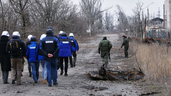 O vice-chefe da missão da OSCE na Ucrânia, Alexander Hug, visita a área bombardeada em Yasinovataya - Sputnik Brasil