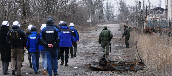 O vice-chefe da missão da OSCE na Ucrânia, Alexander Hug, visita a área bombardeada em Yasinovataya - Sputnik Brasil