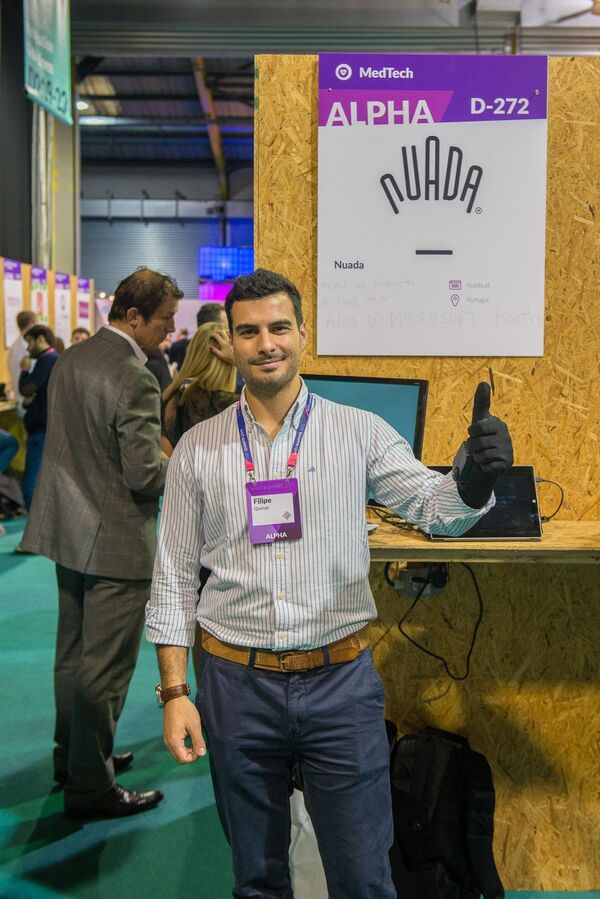 Filipe Quinaz, iniciador da startup Nuada, e o logotipo da empresa em forma de luva Filipe Quinaz, iniciador da startup Nuada, e o logotipo da empresa em forma de luva - Sputnik Brasil