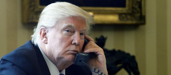 Donald Trump ao telefone na Casa Branca Donald Trump ao telefone na Casa Branca - Sputnik Brasil