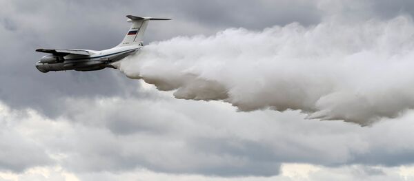 Avião russo Il-76 em combate a fogos florestais - Sputnik Brasil