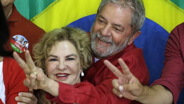 Esta foto de 5 de outubro de 2014 mostra o então ex-presidente Lula da Silva junto com sua mulher, Dona Marisa Letícia, após votar nas presidenciais - Sputnik Brasil