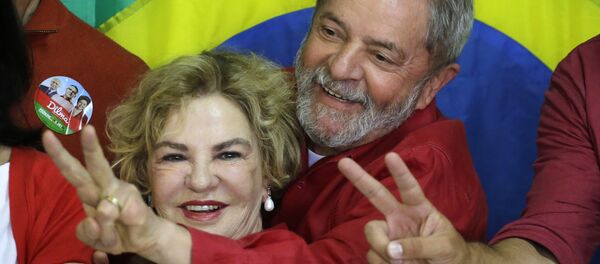 Esta foto de 5 de outubro de 2014 mostra o então ex-presidente Lula da Silva junto com sua mulher, Dona Marisa Letícia, após votar nas presidenciais - Sputnik Brasil