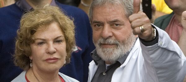 Dona Marisa Letícia e Lula da Silva são fotografados em uma estação de voto em São Bernardo do Campo durante as municipais de 5 de outubro de 2008 - Sputnik Brasil