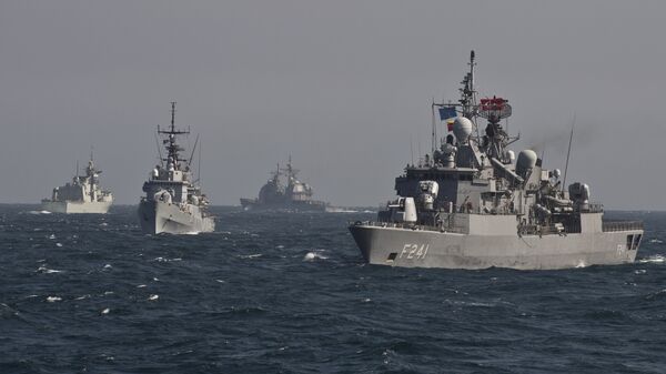 Navios militares da OTAN durante exercícios navais no mar Negro perto do porto romeno de Constanta - Sputnik Brasil