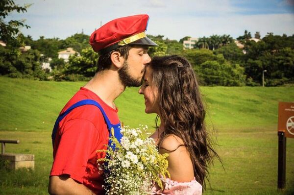 Mario Strumia Junior e Thais Silva celebraram compromisso ao estilo game - Sputnik Brasil