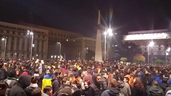 Thousands of people are protesting against the government in front of the Victoria Palace in Romania’s capital Bucharest over the recently approved amendments to the criminal code on amnesties for prisoners, local media report. - Sputnik Brasil