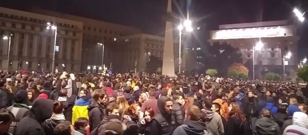 Thousands of people are protesting against the government in front of the Victoria Palace in Romania’s capital Bucharest over the recently approved amendments to the criminal code on amnesties for prisoners, local media report. - Sputnik Brasil