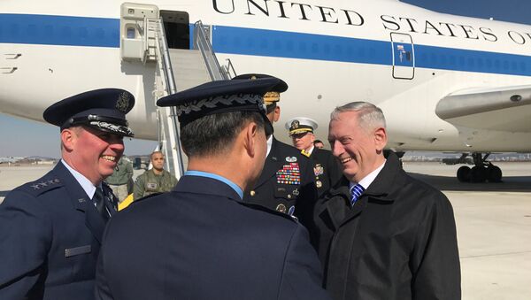 Secretário da Defesa dos EUA James Mattis chega à Base Aérea de Osan, Coreia do Sul, 2 de fevereiro de 2017 - Sputnik Brasil